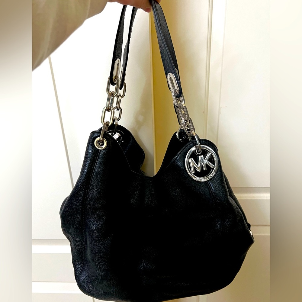 Like new MK bag. Super cute and plenty of storage.